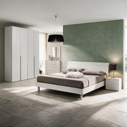 Camera Urano con armadio 4 ante battenti e letto in legno colore bianco larice