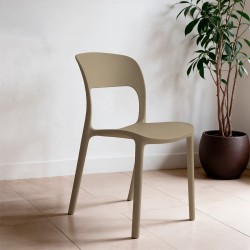 Sedia in polipropilene Vela con schienale ergonomico con apertura centrale colore taupe...