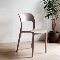 Sedia in polipropilene Vela con schienale ergonomico con apertura centrale colore taupe...